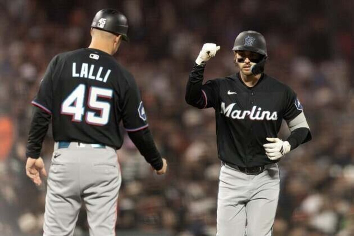 Marlins build early lead, keep adding on to beat Giants