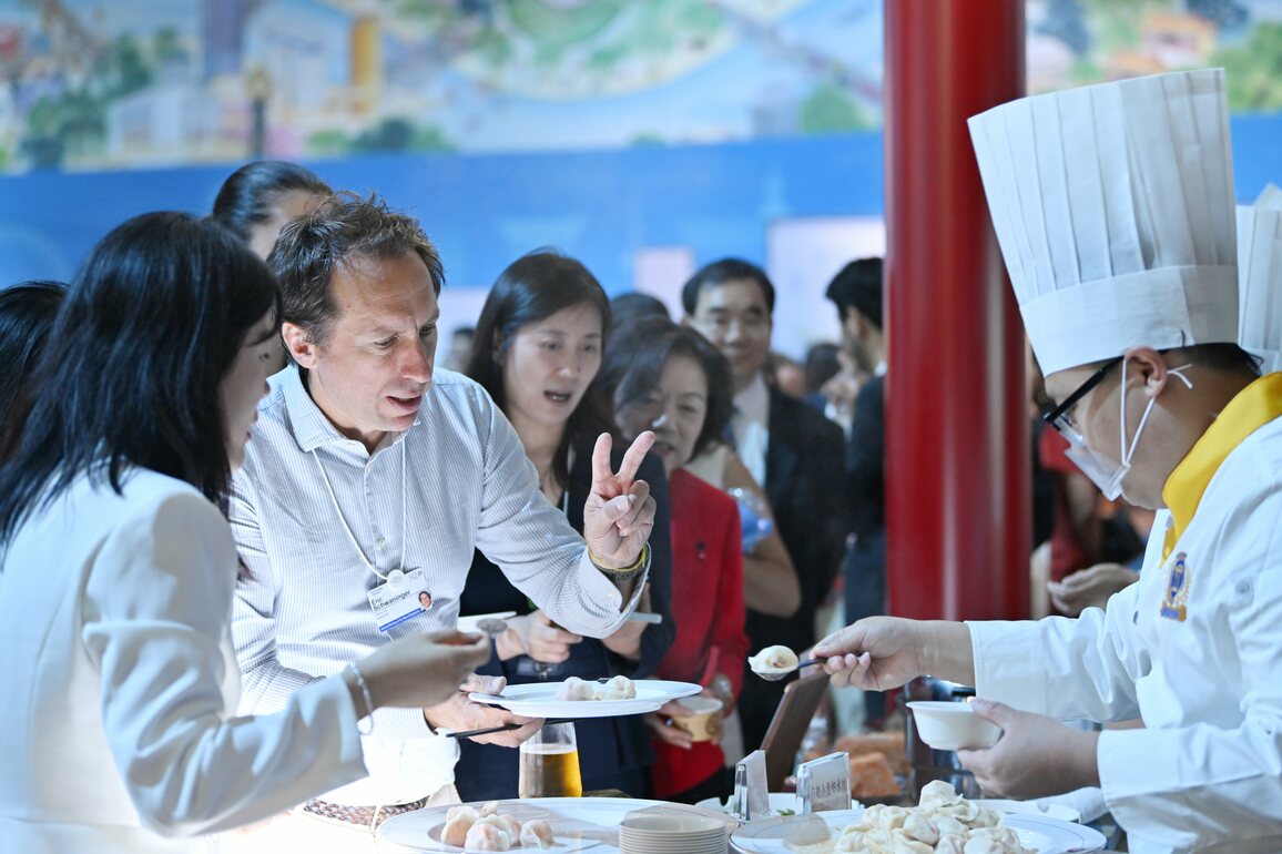 (Int'l Exchange)CHINA-TIANJIN-SUMMER DAVOS-CULTURAL SOIREE (CN)