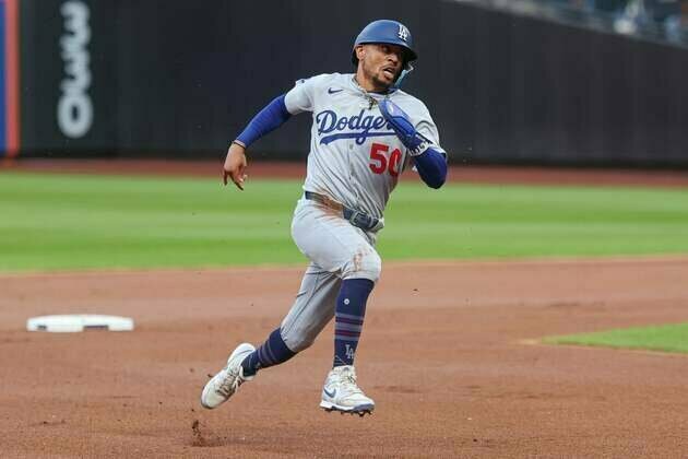 Dodgers' Mookie Betts sidelined due to stubbed toe