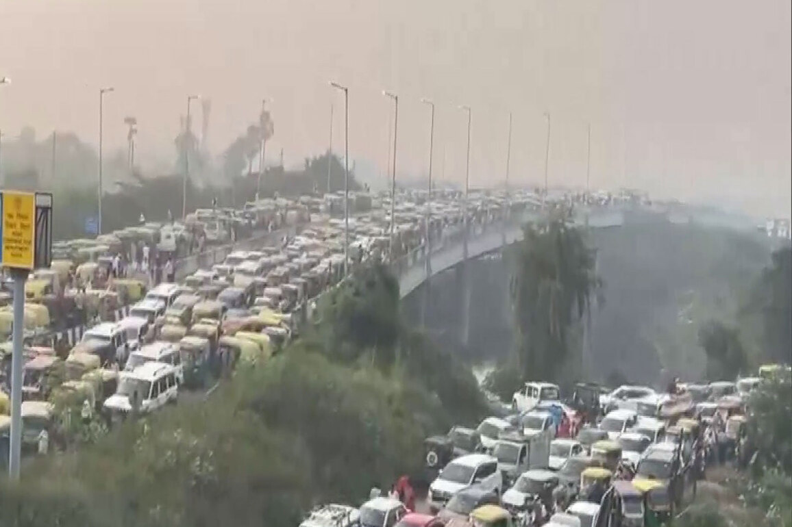 Kartik Purnima: Massive traffic snarl at Digha AIIMS Road in Patna due to heavy footfall of devotees at Ganga Ghat