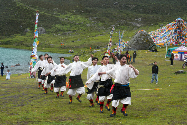 (InXizang) CHINA-XIZANG-NAGQU-SAPUKONGLAGABO SNOW MOUNTAIN-TIBETAN DANCE (CN)