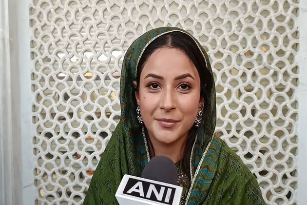 Shehnaaz Gill offers prayers at Shri Harmandir Sahib in Punjab