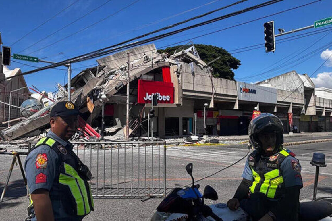 Major quake off Philippines kills three, triggers tsunami warnings