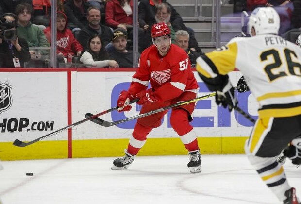 David Perron's hat trick powers Red Wings past Penguins