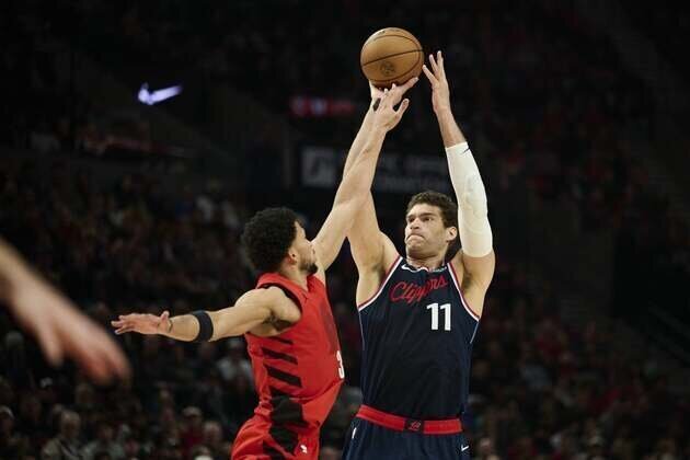 Brook Lopez's 9 treys power Clippers to win over Blazers