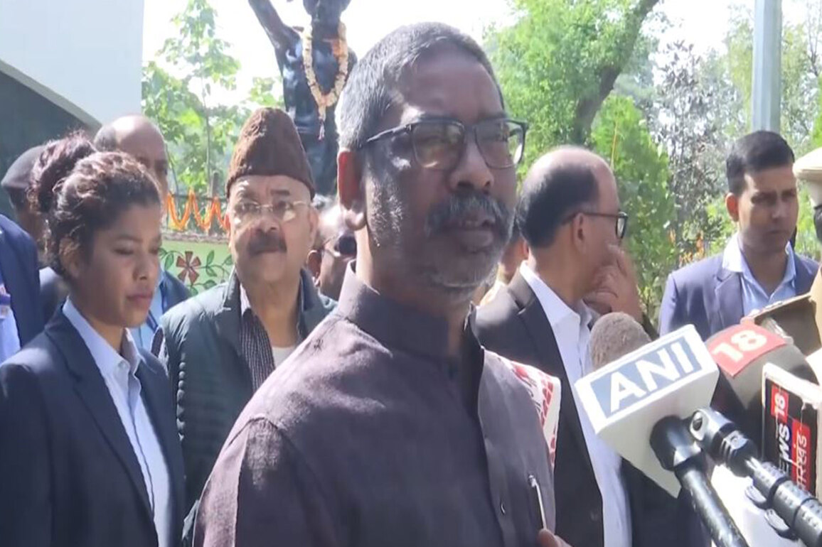 Jharkhand CM Hemant Soren, Governor Gangwar pays homage to freedom fighter Birsa Munda on 150th birth anniversary