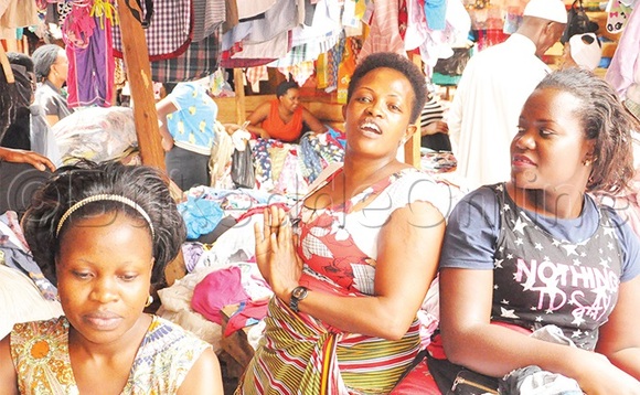 Kabanyana (wakati) omu ku baakulembedde bakyala banne okuvumirira minisita Mutuuzo. Kabanyana (wakati) omu ku baakulembedde bakyala banne okuvumirira minisita Mutuuzo.