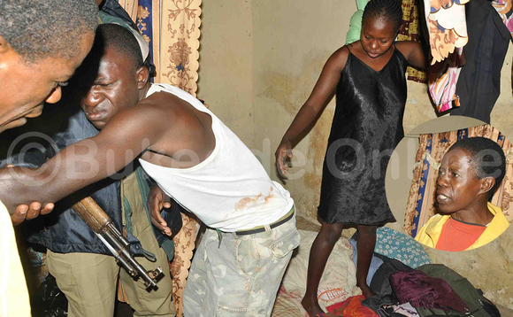 Omusiguze Kibuuka ng'agezaako okudduka. Ali mu nayiti ye Atuhaire ate mu katono ye bba Musiime. EBIFAANANYI BYA PADDY BUKENYA Omusiguze Kibuuka ng'agezaako okudduka. Ali mu nayiti ye Atuhaire ate mu katono ye bba Musiime. EBIFAANANYI BYA PADDY BUKENYA