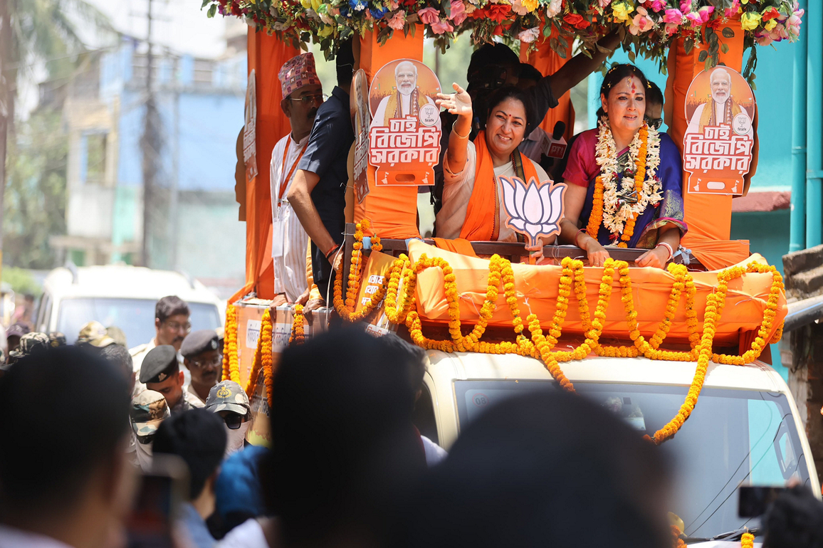 "Mamata Didi gone, TMC's exit certain": Delhi CM Rekha Gupta holds roadshow in Bengal
