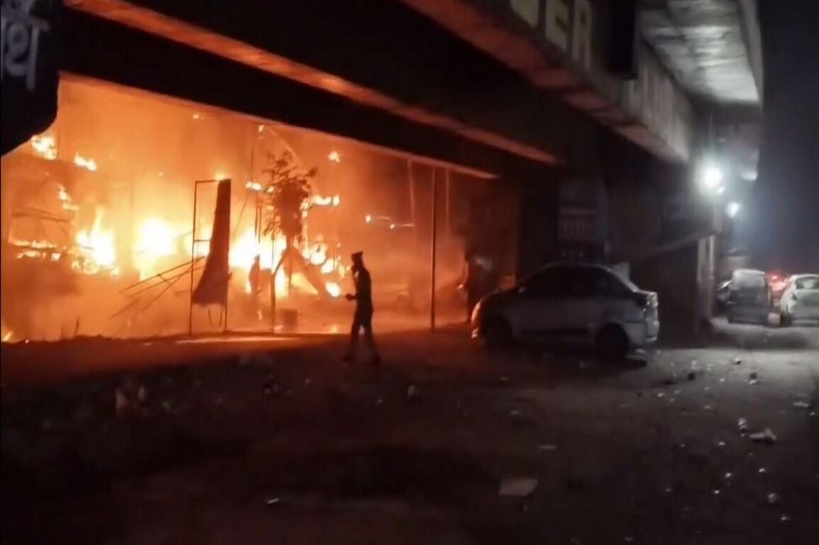 Massive blaze breaks out in Moradabad hotel, one dead