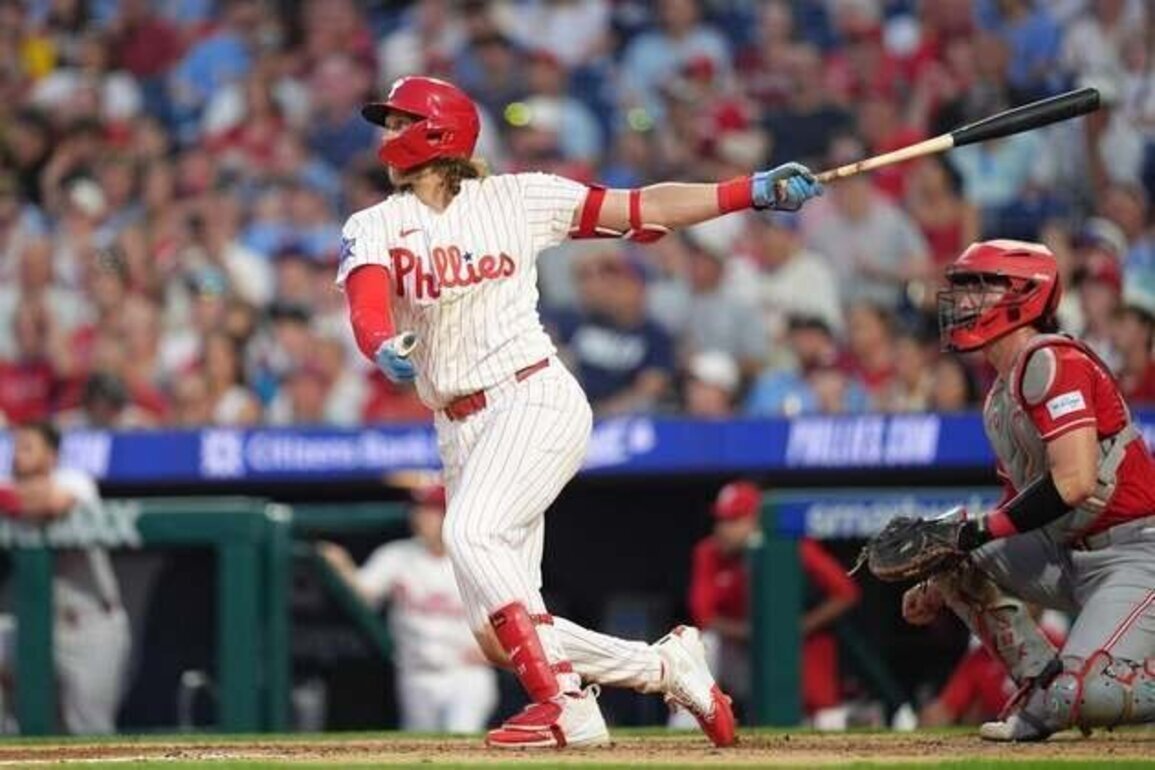 Bryson Stott's late HR rallies red-hot Phils past Reds