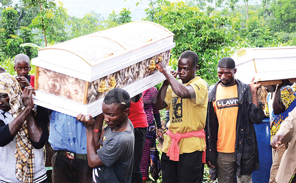Abaana abatiddwa olumu nga bagenda okuziikibwa. Abaana abatiddwa olumu nga bagenda okuziikibwa.