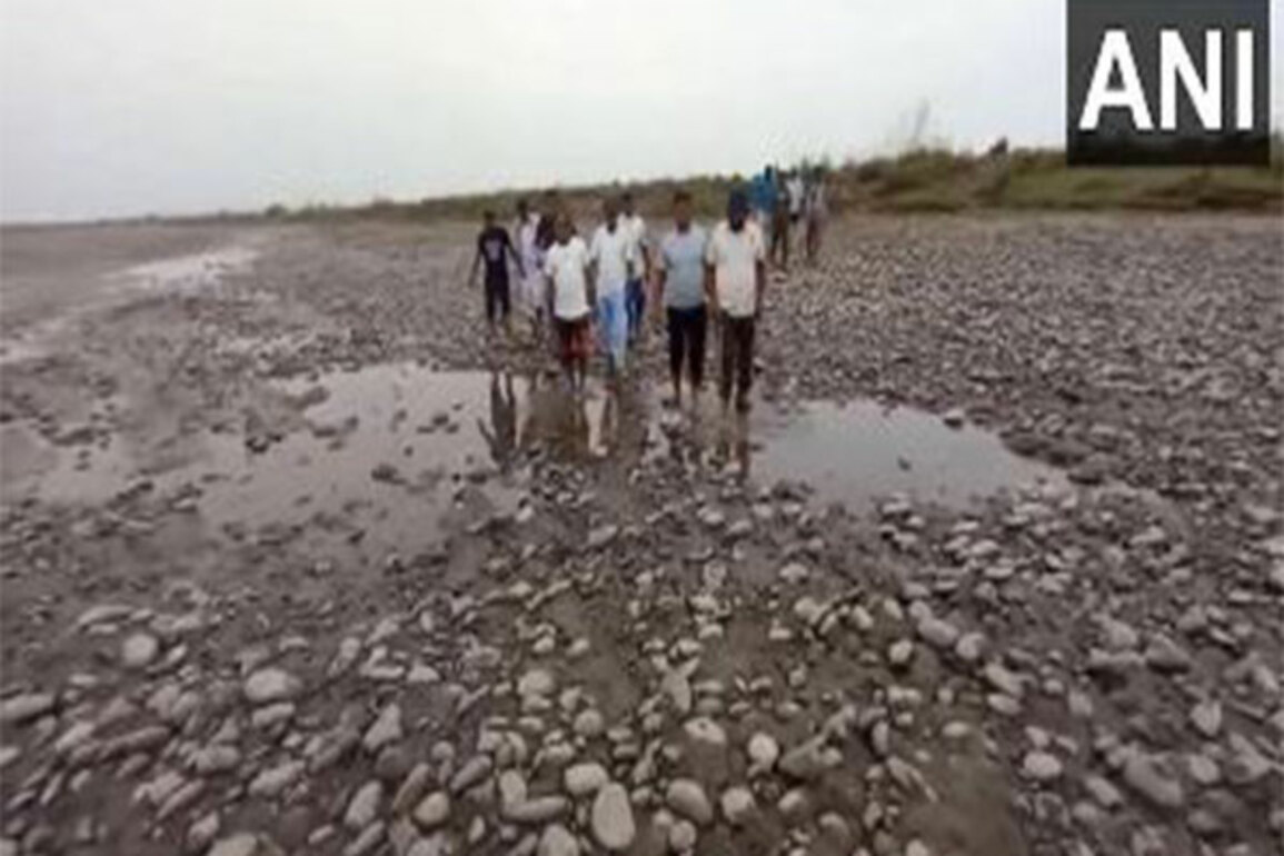 J-K: River Chenab water level drops in Akhnoor, locals back PM Modi's decision