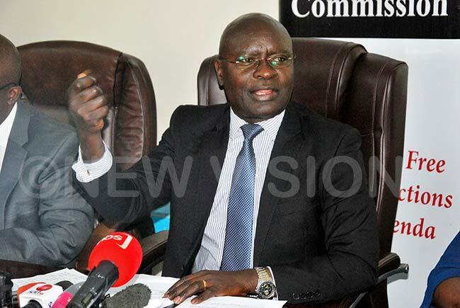  he hairperson lectoral ommission imon yabakama addressing  journalists 