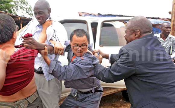 Omuchina ng’agezaako okutuga Galiwango (mu byeru) eyabadde ataasa ssentebe Bwanika (ku kkono) ku Bachina abaabadde bamukuba. Omuchina ng’agezaako okutuga Galiwango (mu byeru) eyabadde ataasa ssentebe Bwanika (ku kkono) ku Bachina abaabadde bamukuba.