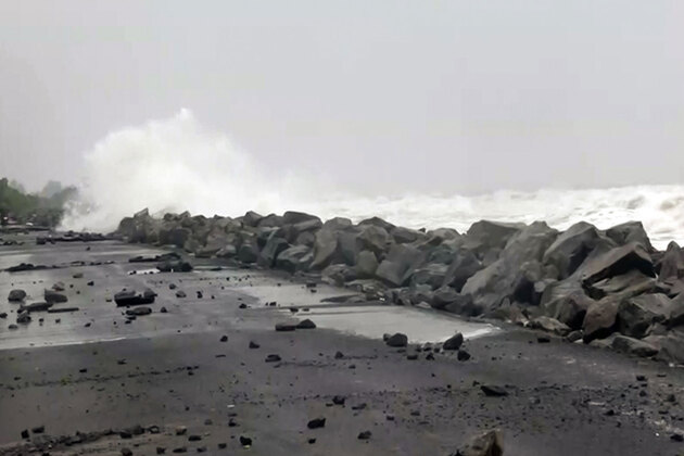 Severe cyclonic storm 'Montha' weakens over coastal Andhra, to maintain intensity during next 6 hours: IMD