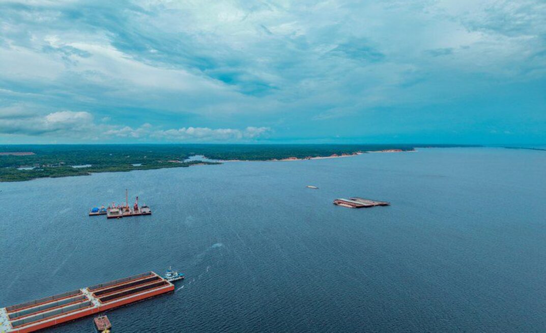 Comboio reúne 15 barcaças de minério de ferro