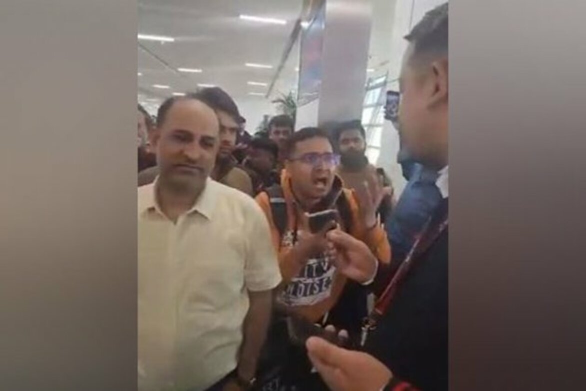 Passengers create ruckus at Delhi Airport after SpiceJet flight delays for 7 hours