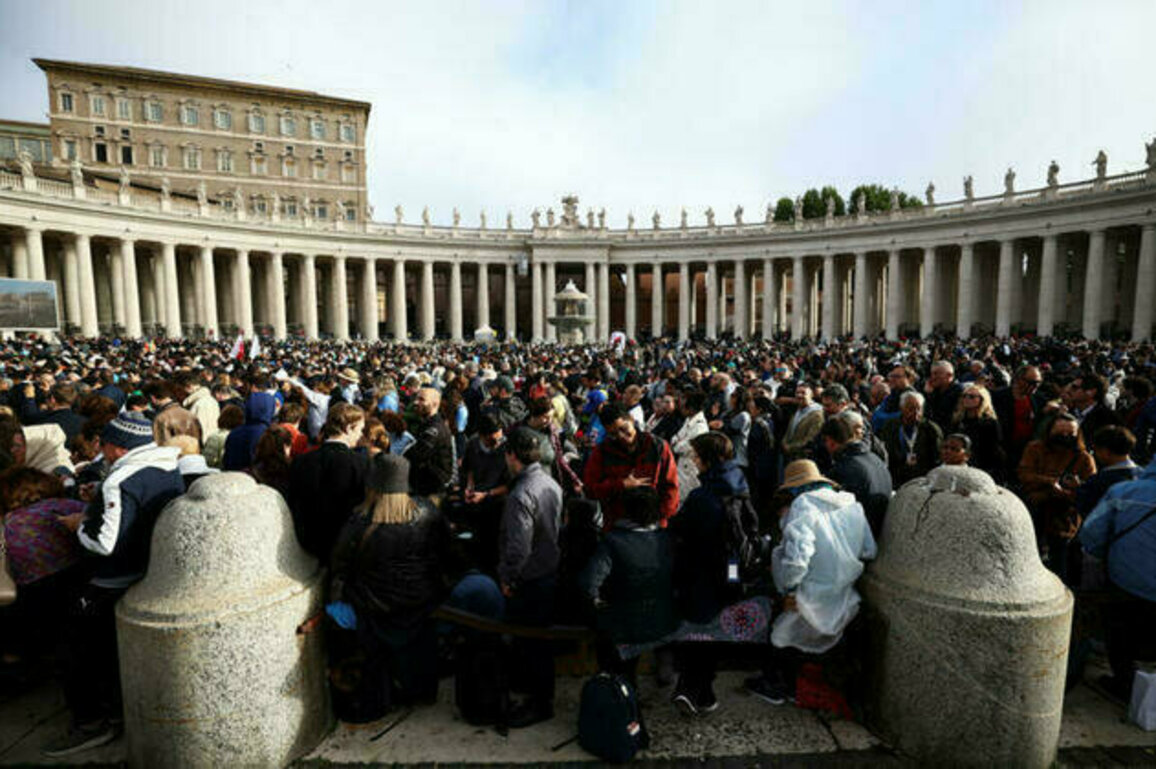 Huge crowds flock to Vatican for final farewell to Pope Francis