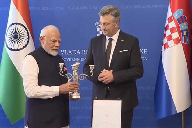 PM Modi exchanges gifts with Croatia PM