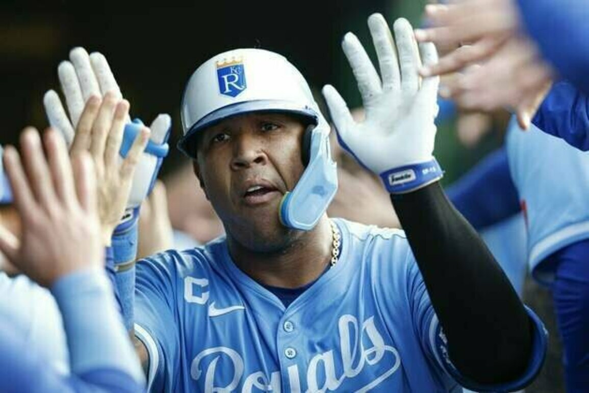 Salvador Perez hits two homers as Royals rout Cubs