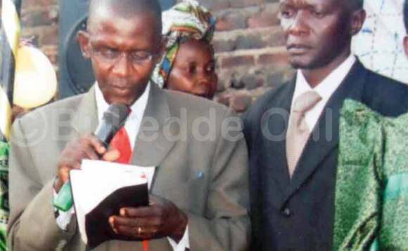 Omugenzi Kinene ne muganda we Kikonyogo (ku ddyo) eyakwatiddwa. Wano baali ku kabaga k’okutikkira Nanziri, muwala wa Kinene. Omugenzi Kinene ne muganda we Kikonyogo (ku ddyo) eyakwatiddwa. Wano baali ku kabaga k’okutikkira Nanziri, muwala wa Kinene.