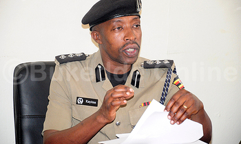 Emilian Kayima, omwogezi wa Poliisi mu ggwanga ng'ayogera Emilian Kayima, omwogezi wa Poliisi mu ggwanga ng'ayogera