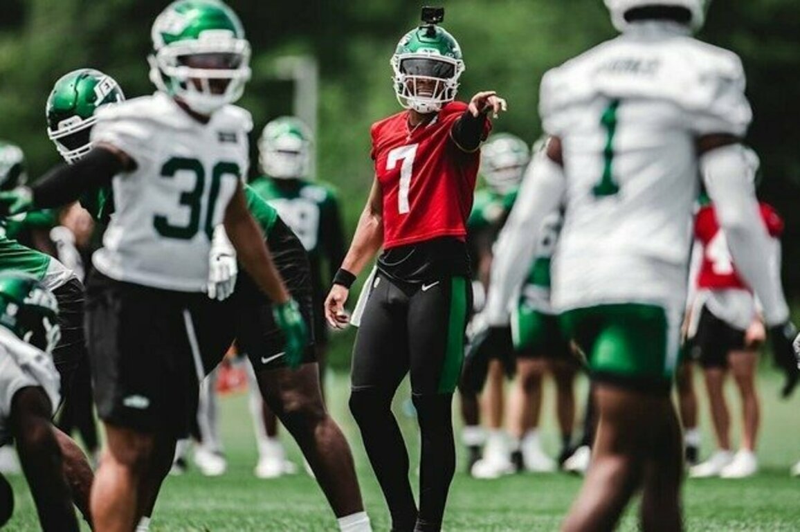 'Workaholic' Justin Fields Stressing Chemistry with the Jets