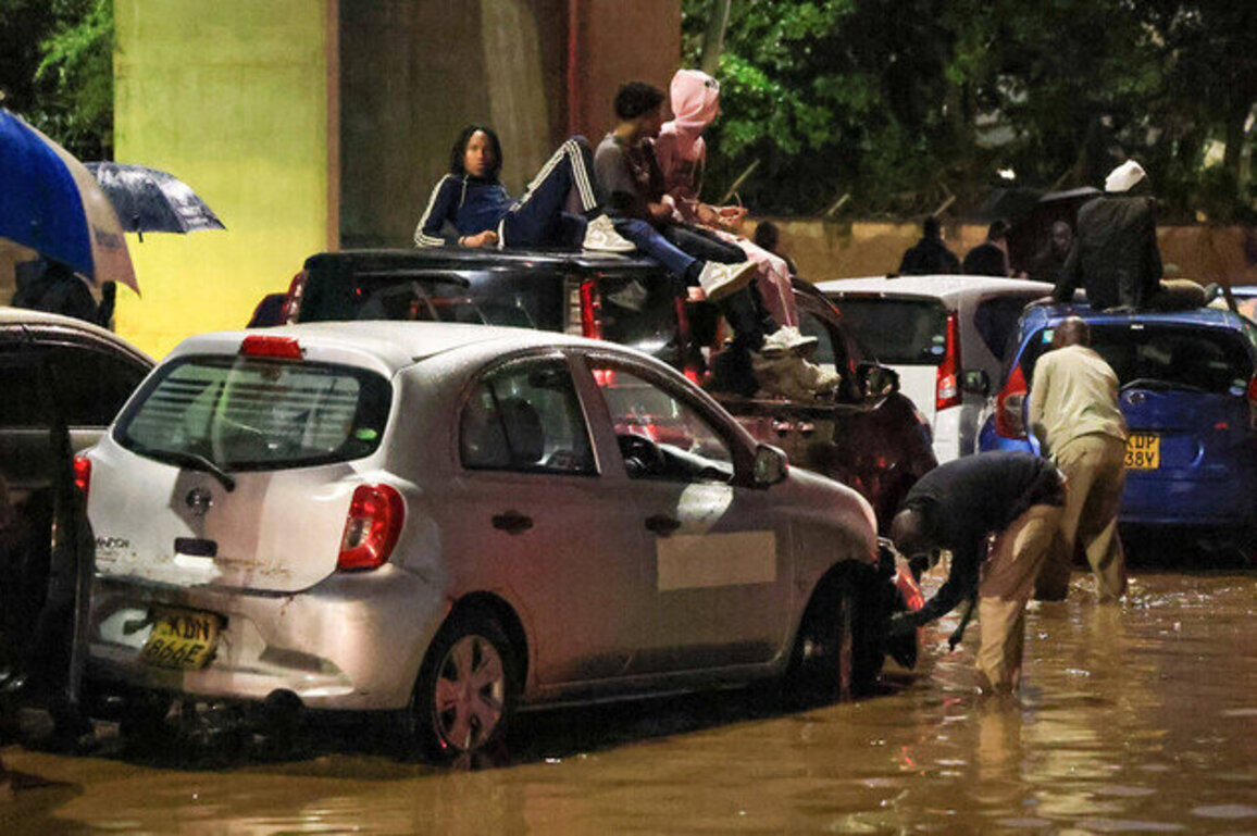 Dozens dead in Kenyan flooding 