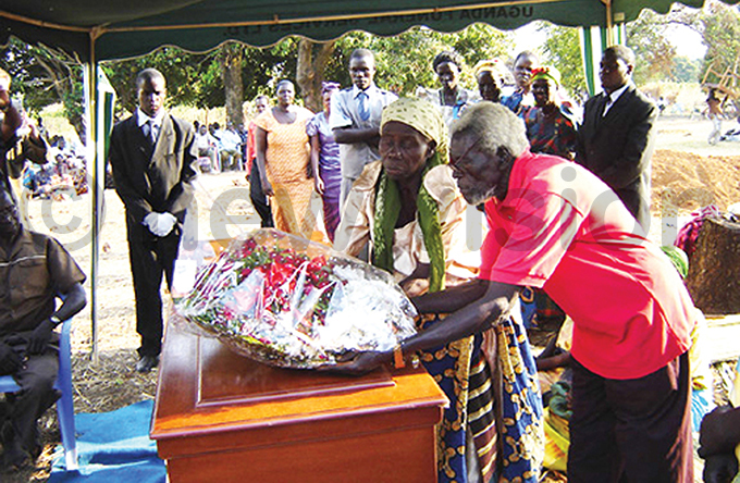 akwenas parents lay a wreath on her casket ile hoto