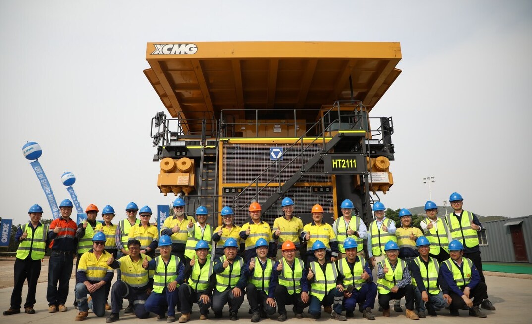 XCMG trucks depart for Simandou