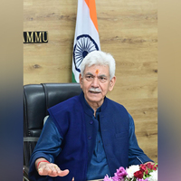 J-K: LG Sinha hoists national flag at Raj Bhavan, pays tributes to freedom fighters
