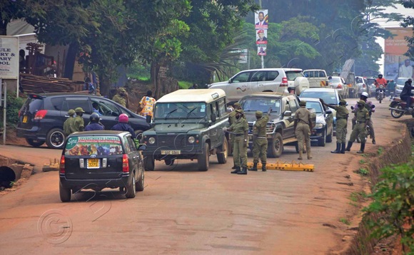 Oluguudo lw’e Kamwokya okumpi n’ekitebe kya NUP lwasuuliddwaamu emisanvu. Oluguudo lw’e Kamwokya okumpi n’ekitebe kya NUP lwasuuliddwaamu emisanvu.