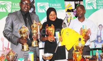 Akulira Taihab Schools e Kawempe, Hajat Marium Mugenyi ne Medi Kagga nga bakwasa Gilbert Ofuyuru (ku kkono) okuva mu kibiina kya Uganda Badminton Association ebikopo n'ebintu ebirala ebigenda okweyambisibwa mu mpaka za Taibah Schools Badminton 2017. (ekif:Silvano Kibuuka) Akulira Taihab Schools e Kawempe, Hajat Marium Mugenyi ne Medi Kagga nga bakwasa Gilbert Ofuyuru (ku kkono) okuva mu kibiina kya Uganda Badminton Association ebikopo n'ebintu ebirala ebigenda okweyambisibwa mu mpaka za Taibah Schools Badminton 2017. (ekif:Silvano Kibuuka)