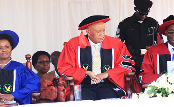 Nnaabagereka ( ku kkono), Polof. Kagonyera ne Polof. Kateregga ku kutikkira abayizi ba Kampala Yunivasite Nnaabagereka ( ku kkono), Polof. Kagonyera ne Polof. Kateregga ku kutikkira abayizi ba Kampala Yunivasite