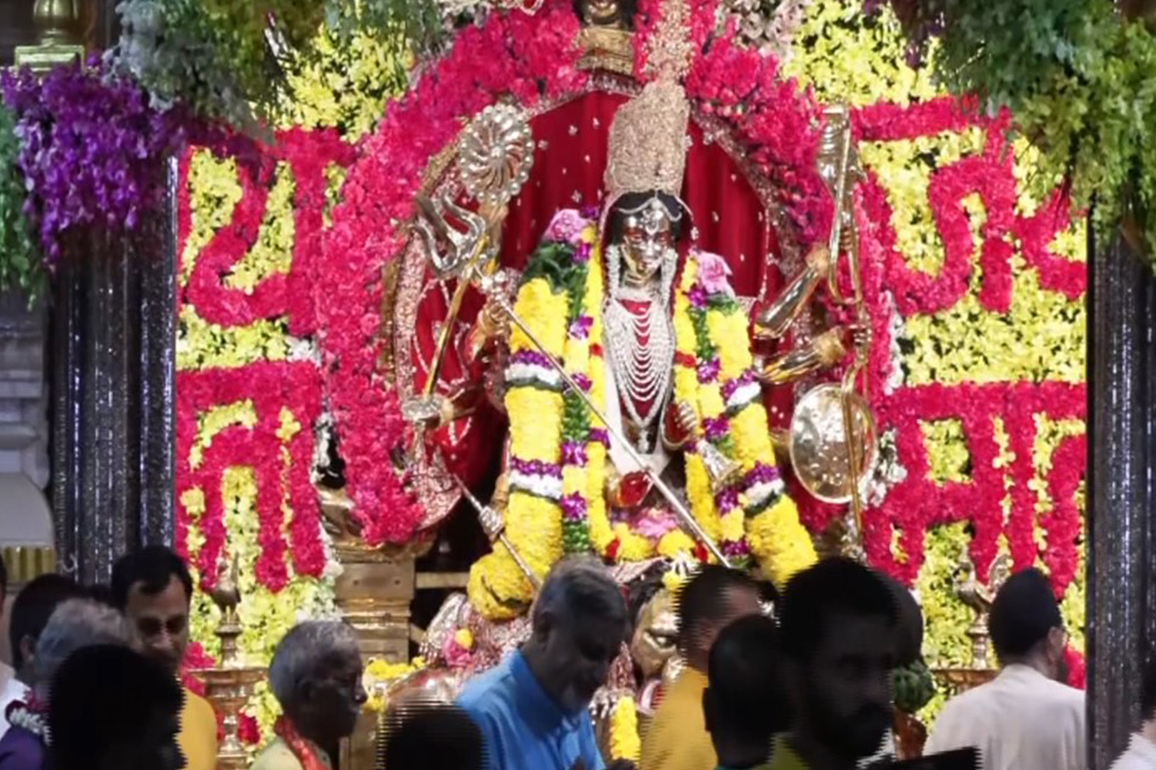 Delhi: Morning aarti offered at Shree Adya Katyayani Shaktipeeth Mandir on seventh day of Navratri