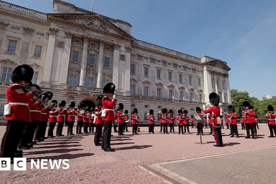 UK Eurovision entry played outside Buckingham Palace