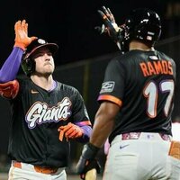 Giants dump D-backs again, slice into wild-card deficit