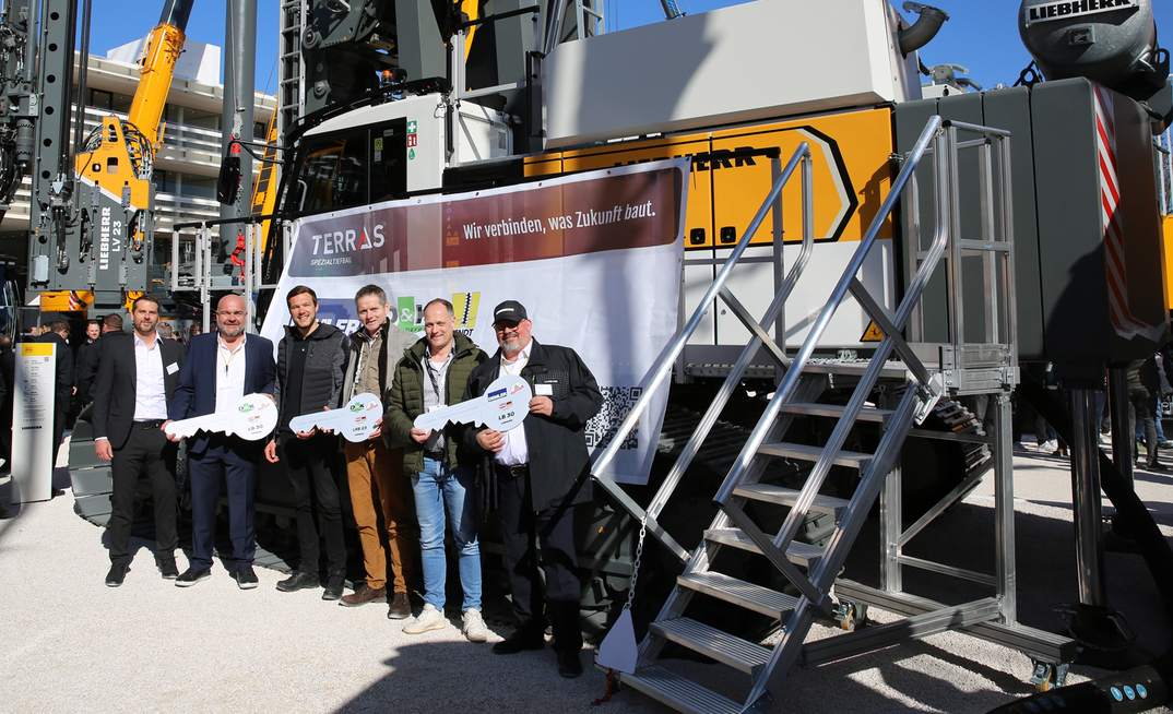 The handover of the Liebherr rigs’ keys to Terras Spezialtiefbau at bauma