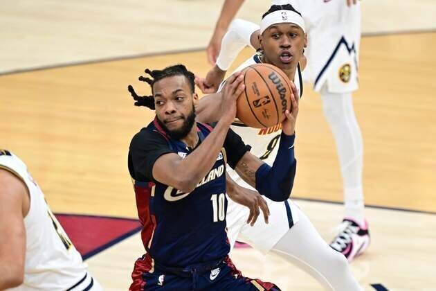 Cavaliers use late run to beat banged-up Nuggets