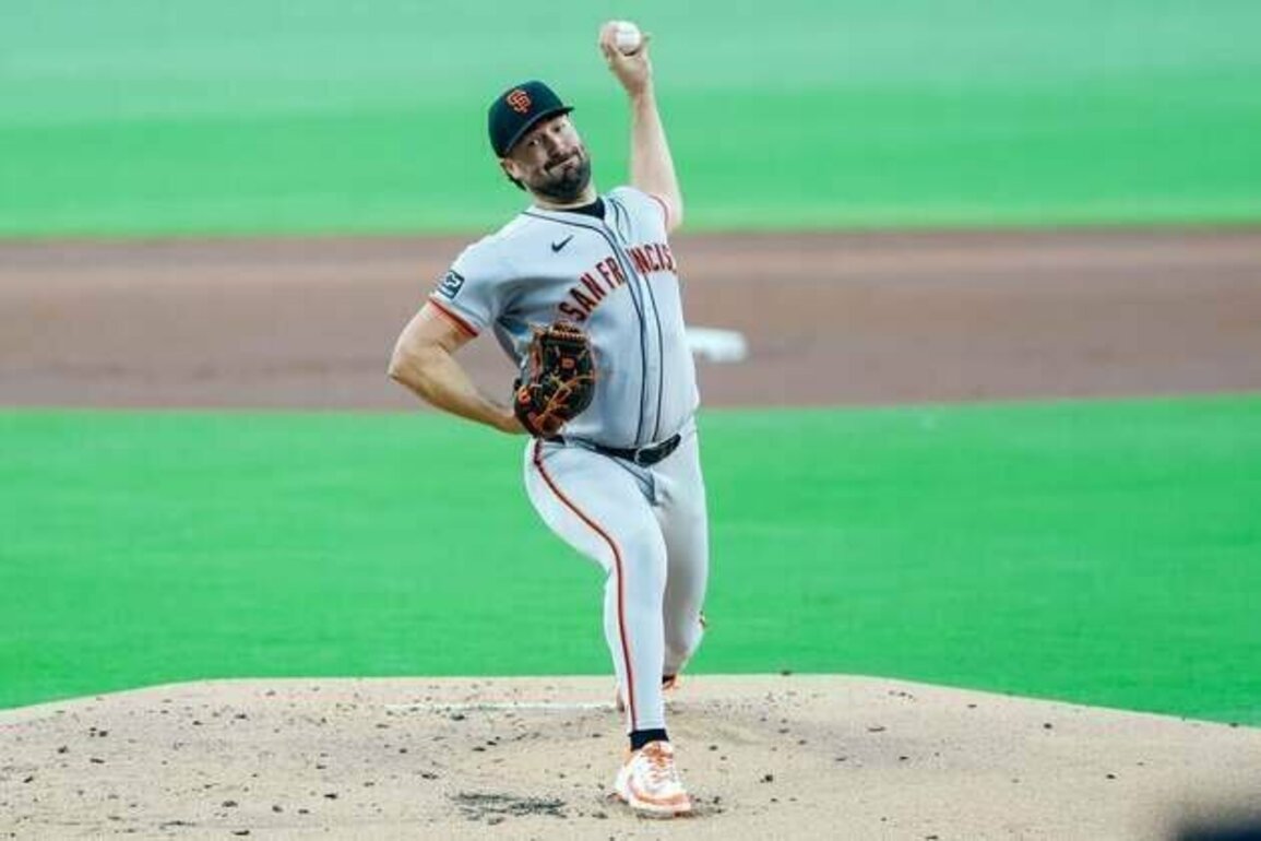 Giants belt three first-inning homers, hold off Padres