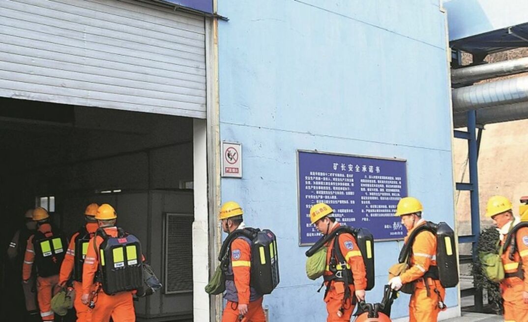 Trabalho de resgate de desaparecidos após explosão em mina de carvão na China/Xinhua