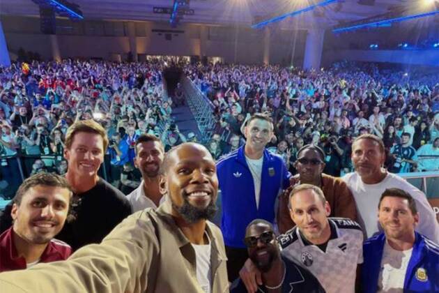 Lionel Messi, Tom Brady, Novak Djokovic feature in Michael Rubin's "iconic" Fanatics Fest selfie
