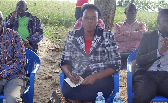 Omubaka Muyomba Kasozi (ku ddyo), RDC Nalubega ne ssentebe Kateebe nga bali mu lukiiko. Emabega waabwe ye ku kkono ye OC Mwema ne Sennyonjo (ku ddyo). Omubaka Muyomba Kasozi (ku ddyo), RDC Nalubega ne ssentebe Kateebe nga bali mu lukiiko. Emabega waabwe ye ku kkono ye OC Mwema ne Sennyonjo (ku ddyo).