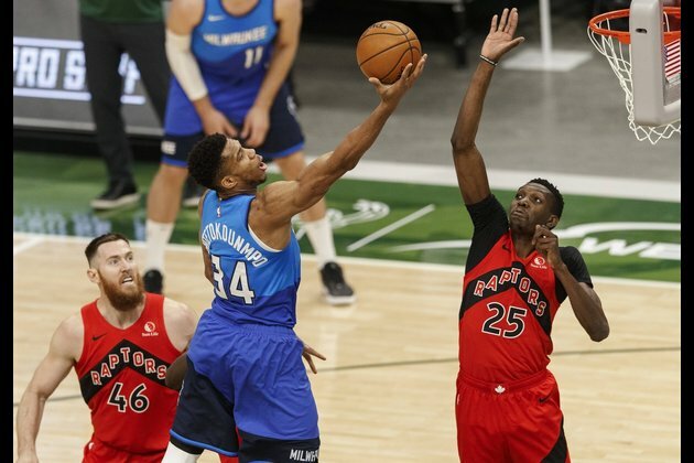 Bucks, Giannis Antetokounmpo take aim at Raptors