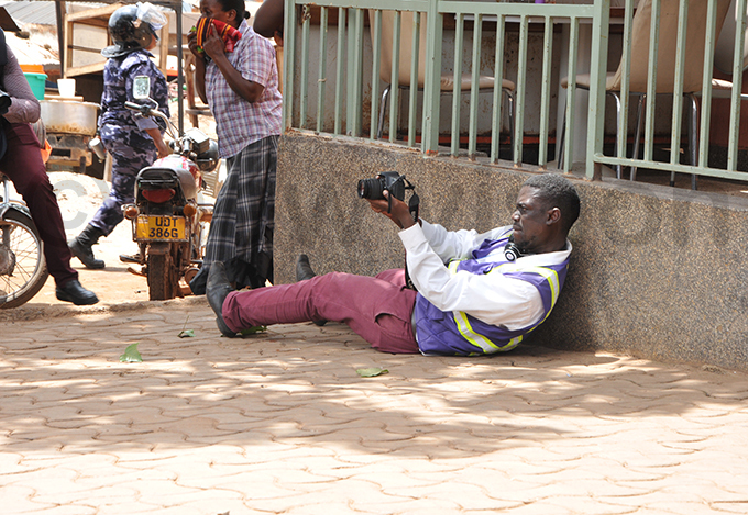  journalist tries to capture the action from a lateral position hoto by arim sozi