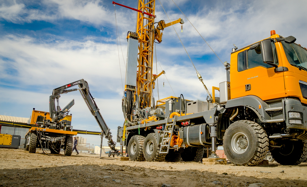 Bauer’s truck-mounted RB 50 and RB 65 drilling rigs feature a hybrid feed system using cylinder and hoist