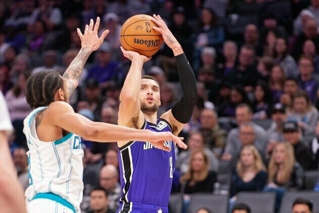 Zach LaVine logs season-high 42 to lead Kings' rout of Hornets