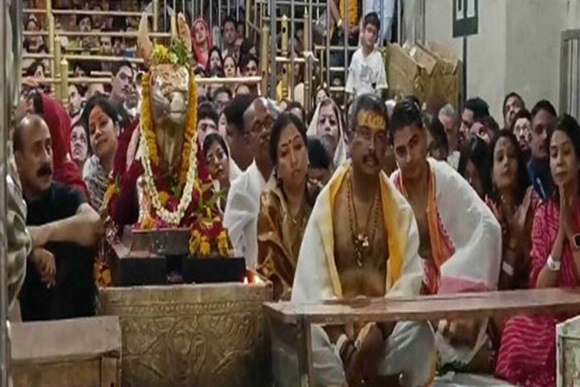 Madhya Pradesh: Union Minister Dharmendra Pradhan offers prayers at Ujjain's Mahakaleshwar temple