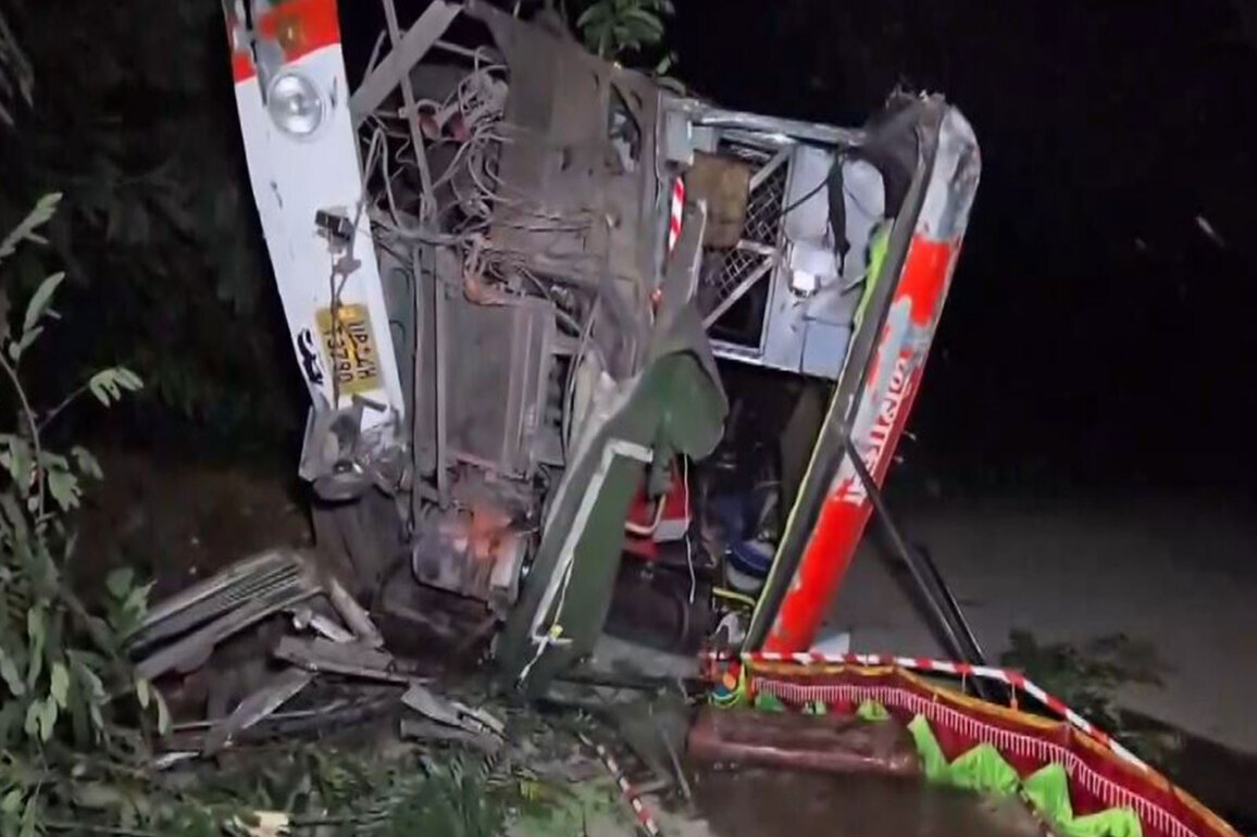 UP: Bus collides with sand truck in Etah, nine injured undergoing treatment